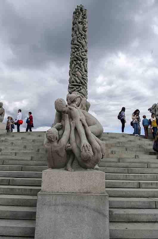 Noruega - Oslo 080 - parque Vigeland - El Monolito.jpg